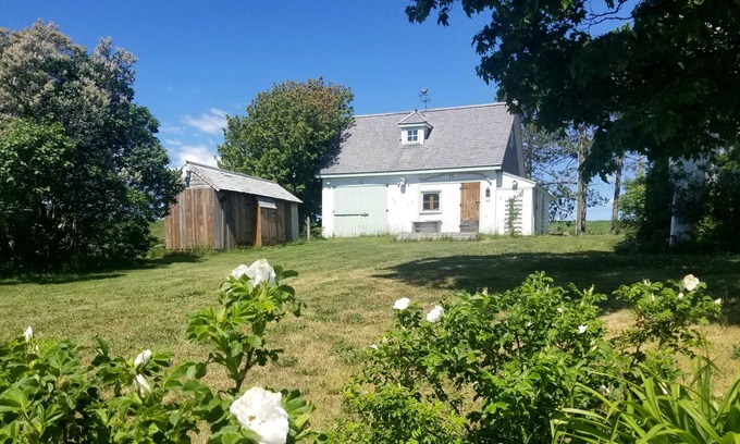 St-Francois-de-l'Ile-d'Orleans Cottage | Lovely and Cozy 1 bedroom guest house on Ile D’orleans