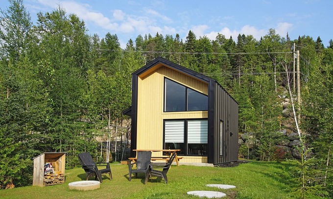 Sainte-Marguerite-du-Lac-Masson Ski Chalet | Discover Glamping in the comfort of this mini chalet