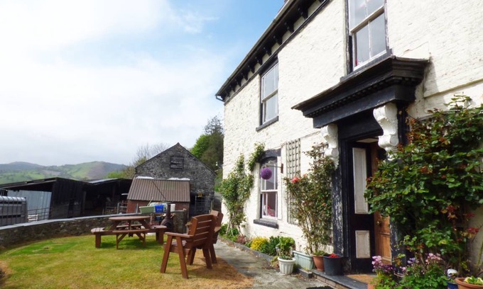 Pennant Melangell Cottage | Cabin ∙ 2 bedrooms ∙ 6 guests