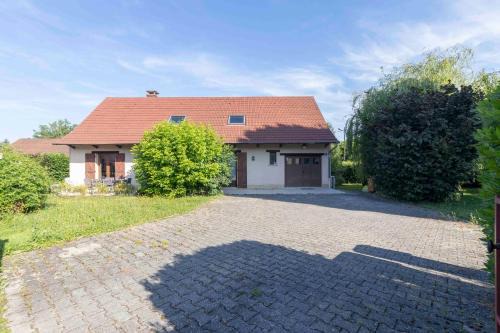 Pierre-de-Bresse House | Cabana & Pavillon Bressan - Garden, Parking