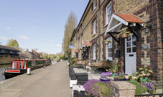 Stoke Bruerne Cottage | Cabin ∙ 1 bedroom ∙ 2 guests