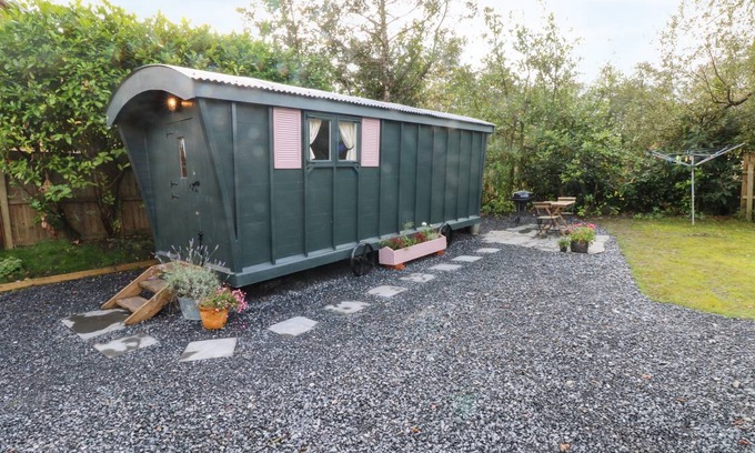 Narberth Cottage | Cabin ∙ 1 bedroom ∙ 2 guests