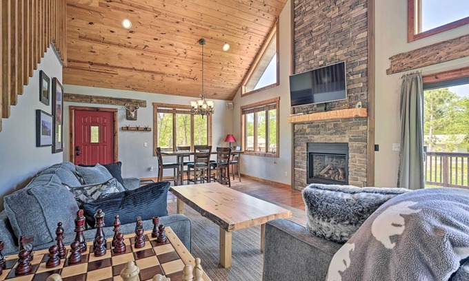 Nekoosa Cabin | Cabin 1 Mi to Sand Valley, 1 Block to Beach