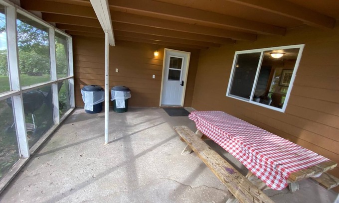 Hines Apartment | Cabin 1 with Queen size bdroom and twin beds bdroom