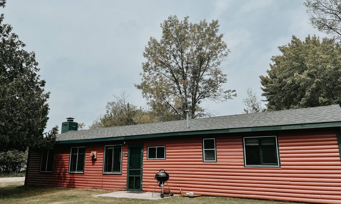 Gould City Cabin | Cabin 10-The Bear Den at Sunset Pines Resort