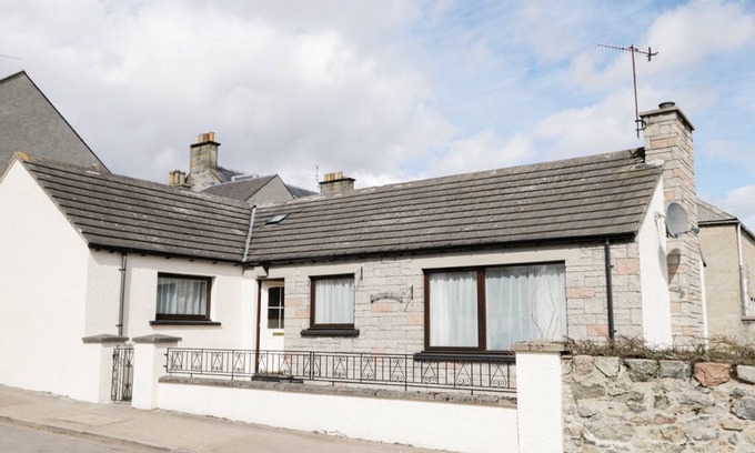 Grantown-on-Spey Cottage | Cabin ∙ 2 bedrooms ∙ 4 guests