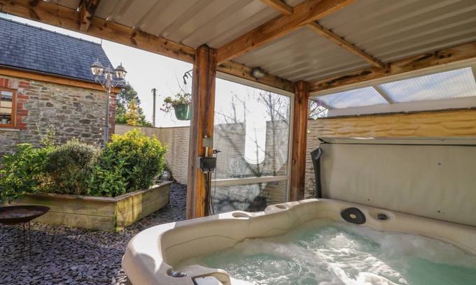 Newcastle Emlyn Cottage | Cabin ∙ 2 bedrooms ∙ 4 guests