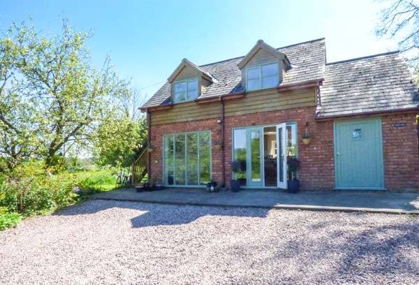 Welsh Frankton Cottage | Cabin ∙ 2 bedrooms ∙ 3 guests