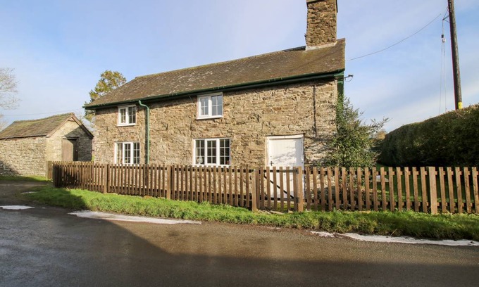 Newcastle-on-Clun Cottage | Cabin ∙ 2 bedrooms ∙ 4 guests