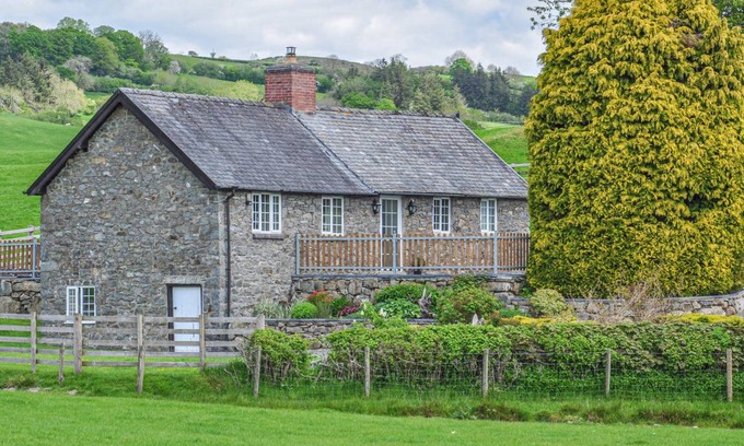 Llanfair Caereinion Cottage | Cabin ∙ 2 bedrooms ∙ 3 guests