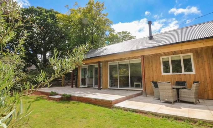 Broadwoodkelly Cottage | Cabin ∙ 2 bedrooms ∙ 4 guests