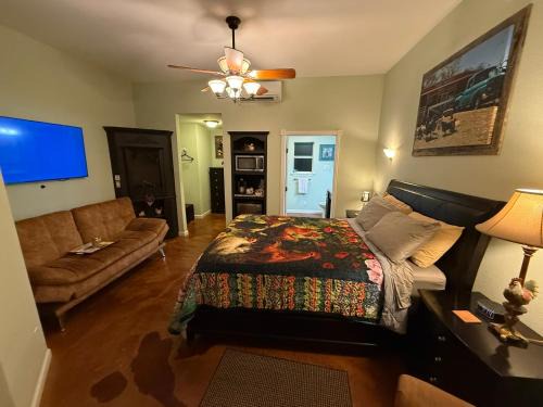 Lakehills House | Cabin 2 The Roost Cabins