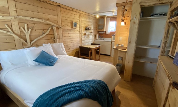 Cedaredge Apartment | Cabin 3 at The Cedaredge Lodge/Dog Friendly