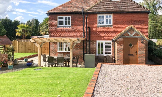 Barns Green Cottage | Cabin ∙ 3 bedrooms ∙ 5 guests