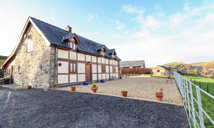 Llanidloes Cottage | Cabin ∙ 3 bedrooms ∙ 6 guests
