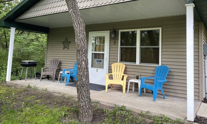 Manchester Cabin | Cabin #3 - Lake’s End Cabin Resort - relaxing family atmosphere!