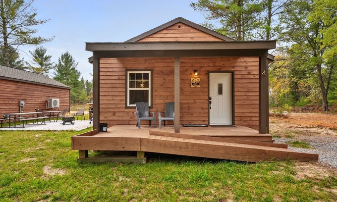 Atlanta Cabin | Cabin # 4 at Northern Comfort HANDICAP FRIENDLY UNIT