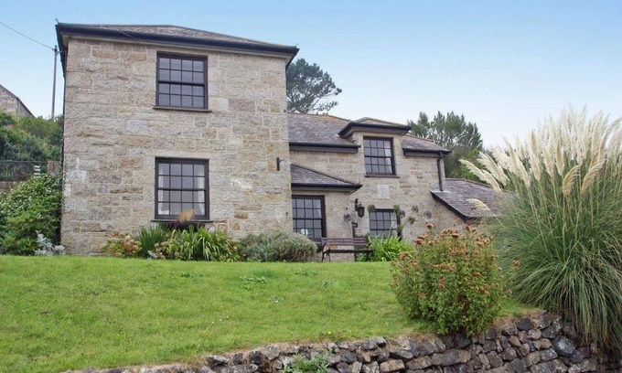 Cadgwith Cottage | Cabin ∙ 4 bedrooms ∙ 8 guests