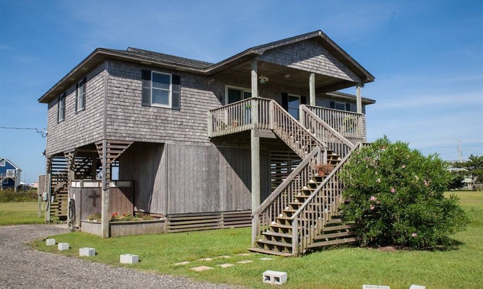 Hatteras Cottage | Cabin ∙ 4 bedrooms ∙ 8 guests