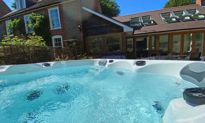 Bursledon Cottage | Cabin ∙ 4 bedrooms ∙ 8 guests