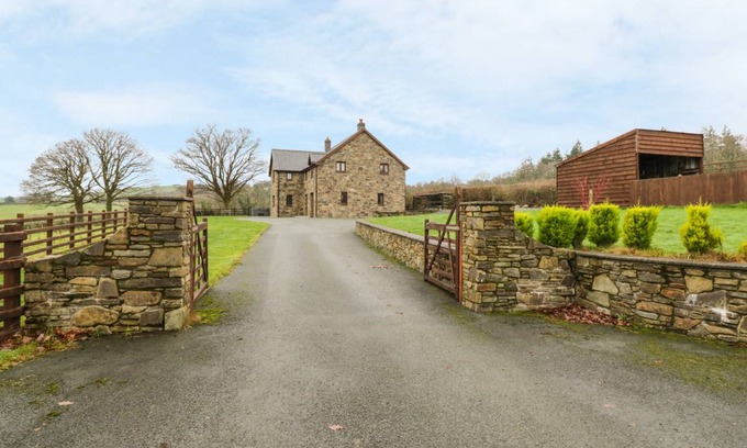 Caersws Cottage | Cabin ∙ 4 bedrooms ∙ 9 guests