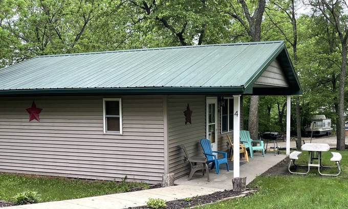 Manchester Cabin | Cabin #4 - Lake’s End Cabin Resort - relaxing family atmosphere!
