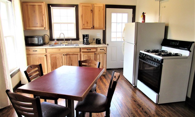 Murray Cabin | Cabin 5 at Kentucky Lake's Lynnhurst Family Resort