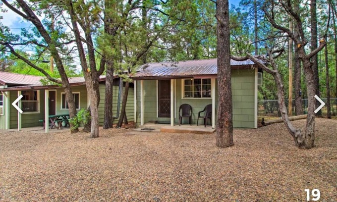 Pinetop-Lakeside Cabin | Cabin 6 with Queen Bed