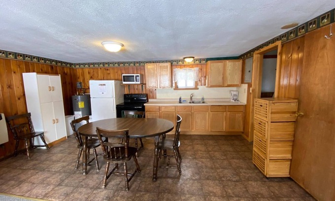 Hines Apartment | Cabin 7 Family Friendly Resort
