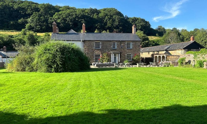 Christchurch Cottage | Cabin ∙ 8 bedrooms ∙ 26 guests
