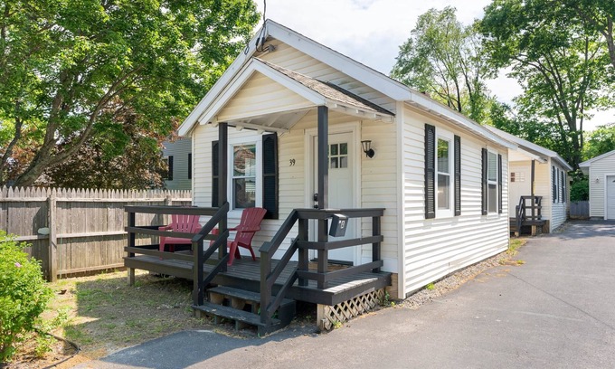 Old Orchard Beach Cabin | Cabin A - Relaxing and Fun Cozy 1 bedroom Cabin/Dog Friendly