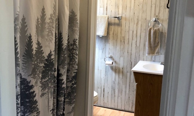 Hot Springs Cabin | Cabin by lake, pet friendly, quiet