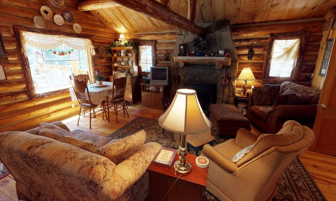 Red River Cabin | Cabin by the Creek with High Speed Wifi