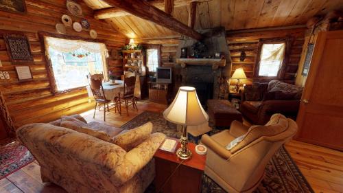 Red River House | Cabin By The Creek With High Speed Wifi