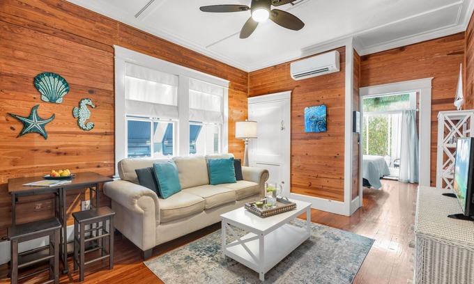 The Meadows Condo | CABIN FEVER ~ First Floor 1 Bedroom, 1 Bathroom with Full Kitchen and Pool!