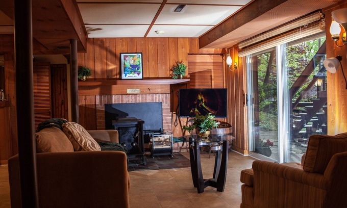 Mount Gretna Cottage | Cabin: Hot Tub, Grill, Lake, Wineries & Near Hershey Park, Family & Dog Friendly
