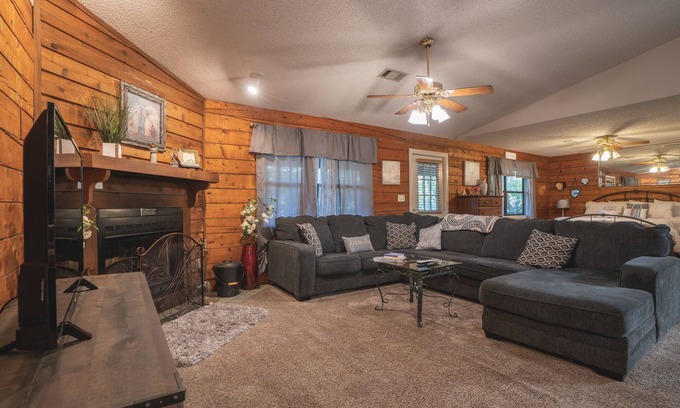 Royal Cabin | Cabin I at Safe Harbor Brady Mountain on Lake Ouachita!