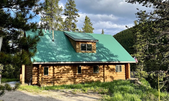 Gallatin Gateway Cabin | CABIN IN BIG SKY - CERUL MARE CABIN