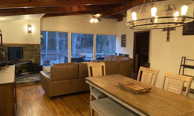 Denison Cabin | Cabin in the woods- Minutes from Lake Texoma, Red River, and Choctaw Casino.