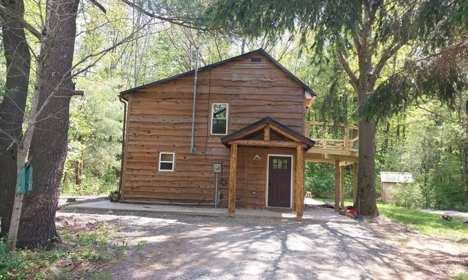 Watkins Glen Cabin | Cabin in the woods. Minutes to Watkins Glen State Park, Racetrack & Wine Trail!