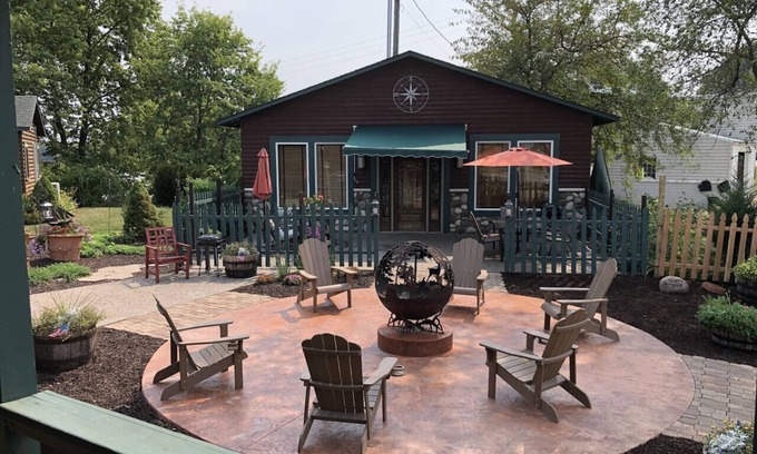 Bellevue Cabin | Cabin near Mississippi with Pickleball court - North Star