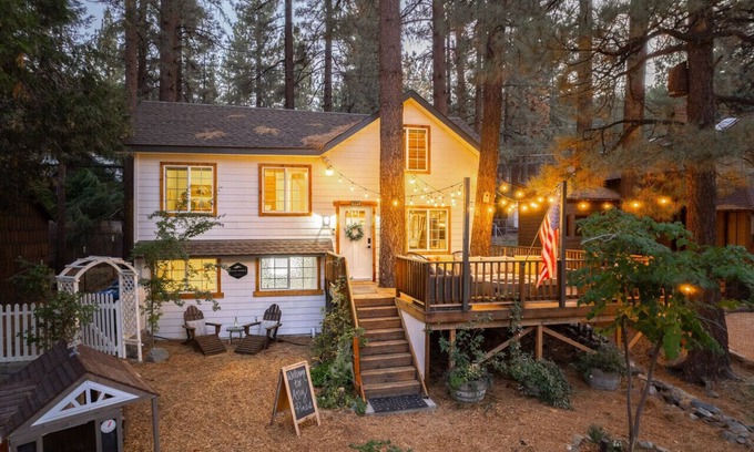 Wrightwood Cabin | Cabin Near Ski Resort, EV Charge, Kid/Pet Friendly, Fire Pit, Playhouse