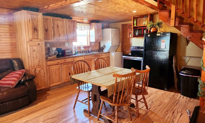 Payne County Cabin | Cabin of Sunset View: cozy 3-bedroom cabin in Perkins with WiFi near OSU