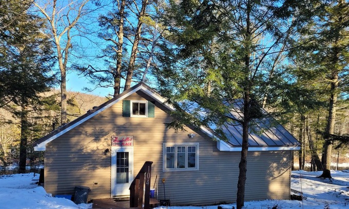 Kingfield House | Cabin on the Carrabassett River - 15 mins to Sugarloaf Mountain!