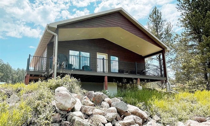 Custer House | Cabin on the Rocks | 2 Bed, 1.5 Bath