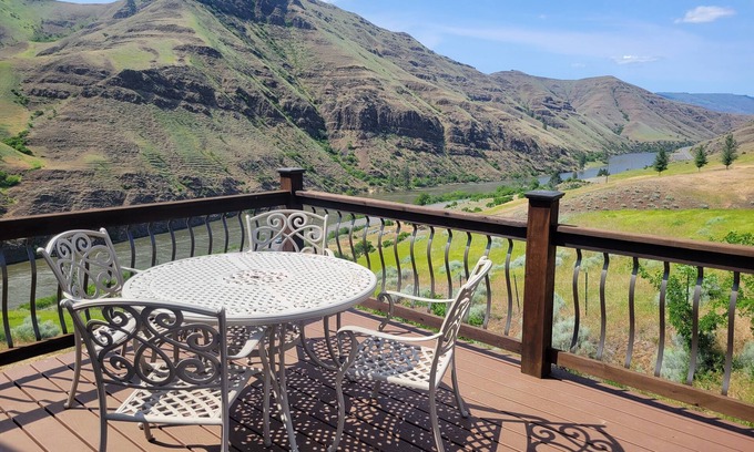 White Bird Cabin | Cabin overlooking Salmon River south of White Bird - Family friendly + Starlink!