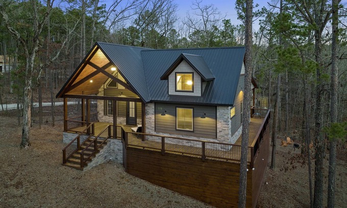 Broken Bow Cabin | Cabin Retreat with Hot Tub/Fire Pit/Perfect Outdoor Space/Lake 2 Minutes away!