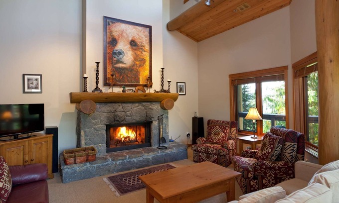 Nordic Estates House | Cabin-Style, Ski-Access, Hot Tub, Open Fireplace