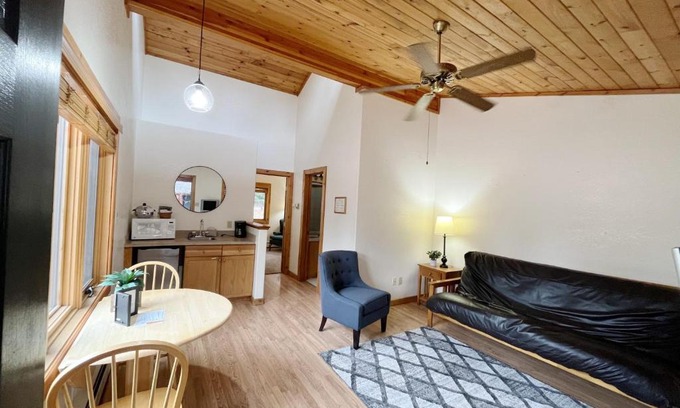 Woodland Park Bed & Breakfast | Cabin Suite