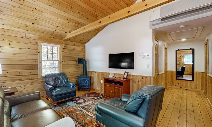 Northport Cabin | Cabin surrounded in nature walks, equipped with kitchen, fireplace, AC